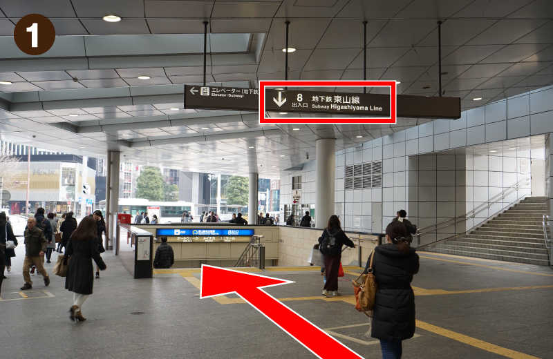 名古屋駅桜通口から出て、地下鉄東山線8番出入り口へ向かいます。