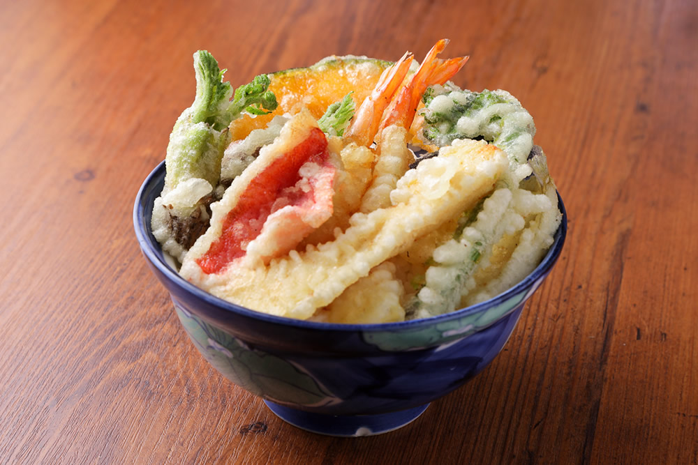 揚げたてサクサク 天然の山菜と鮮魚が彩る天丼ランチ ニュース トピックス チカマチラウンジ
